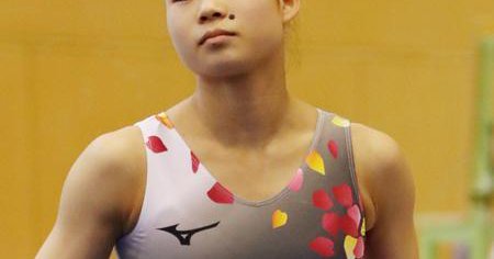 宮川紗江体操選手のレインボー契約解除を伝える記事
